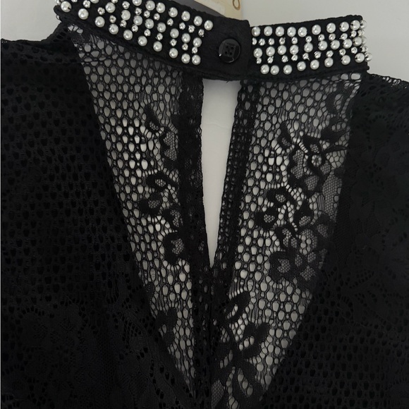 Clio Black Lace Sleeveless Blouse - Picture 4 of 12